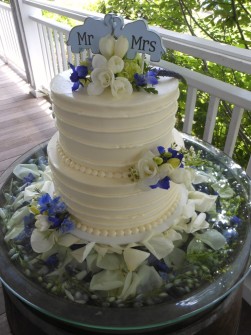 Amazing simple wedding cake
